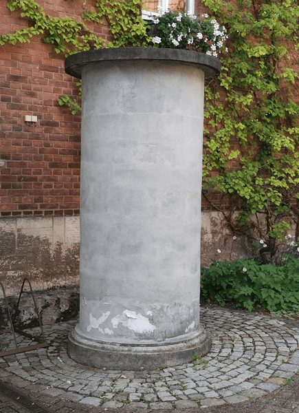 Eine alte, aber restaurierte Säule auf dem Gelände des Luisenhaus